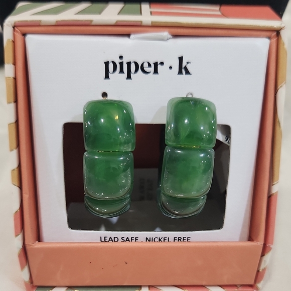 💚🔹️Piper K 🔹️Green Huggie Beautiful  Earrings - Picture 4 of 7
